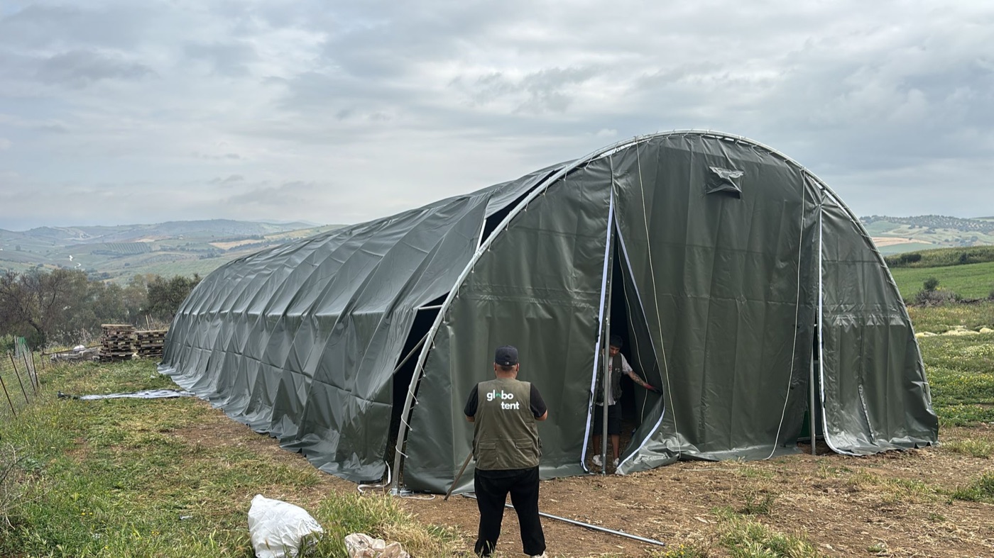 Empleado ante una carpa Globotent ya montada